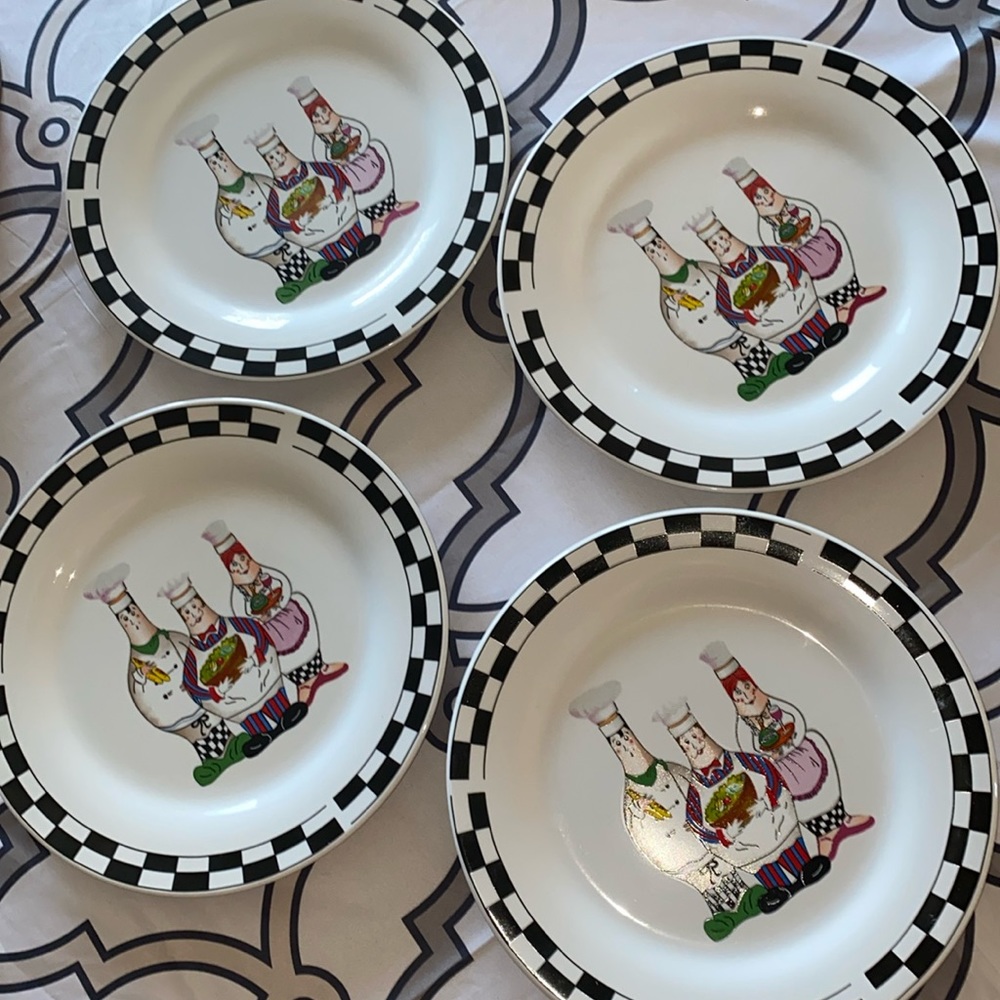 4 Retro Dinner Plates -EUC